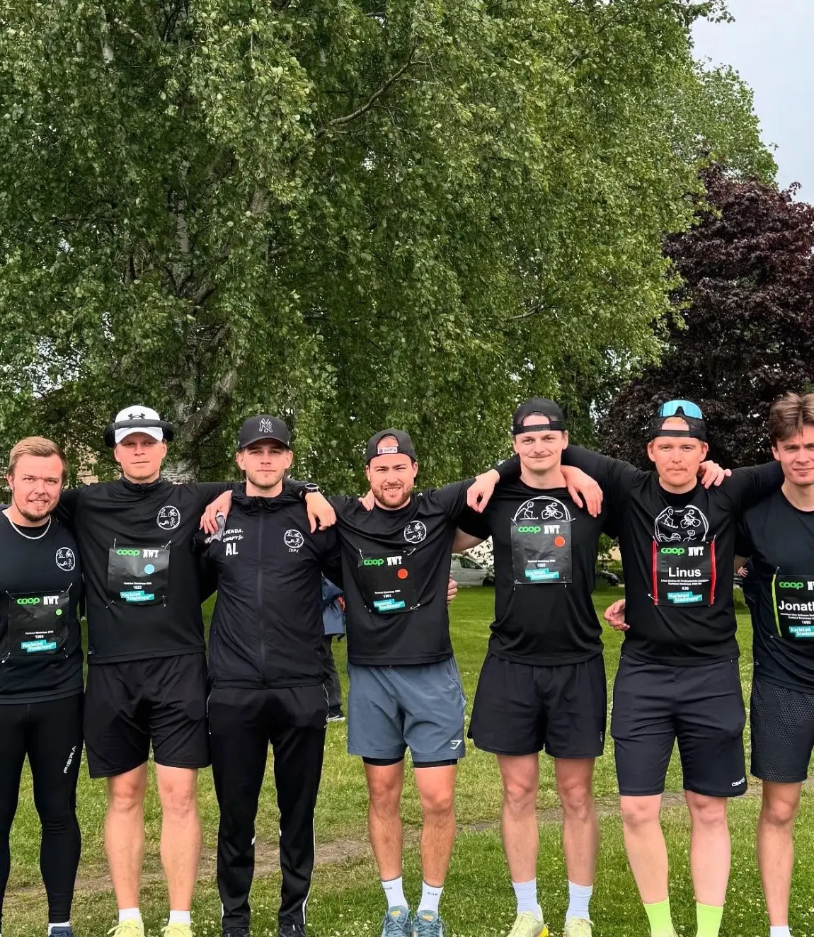 Medlemmar i IK Professionella Amatörer samlade i klubbkläder efter ett lopp.