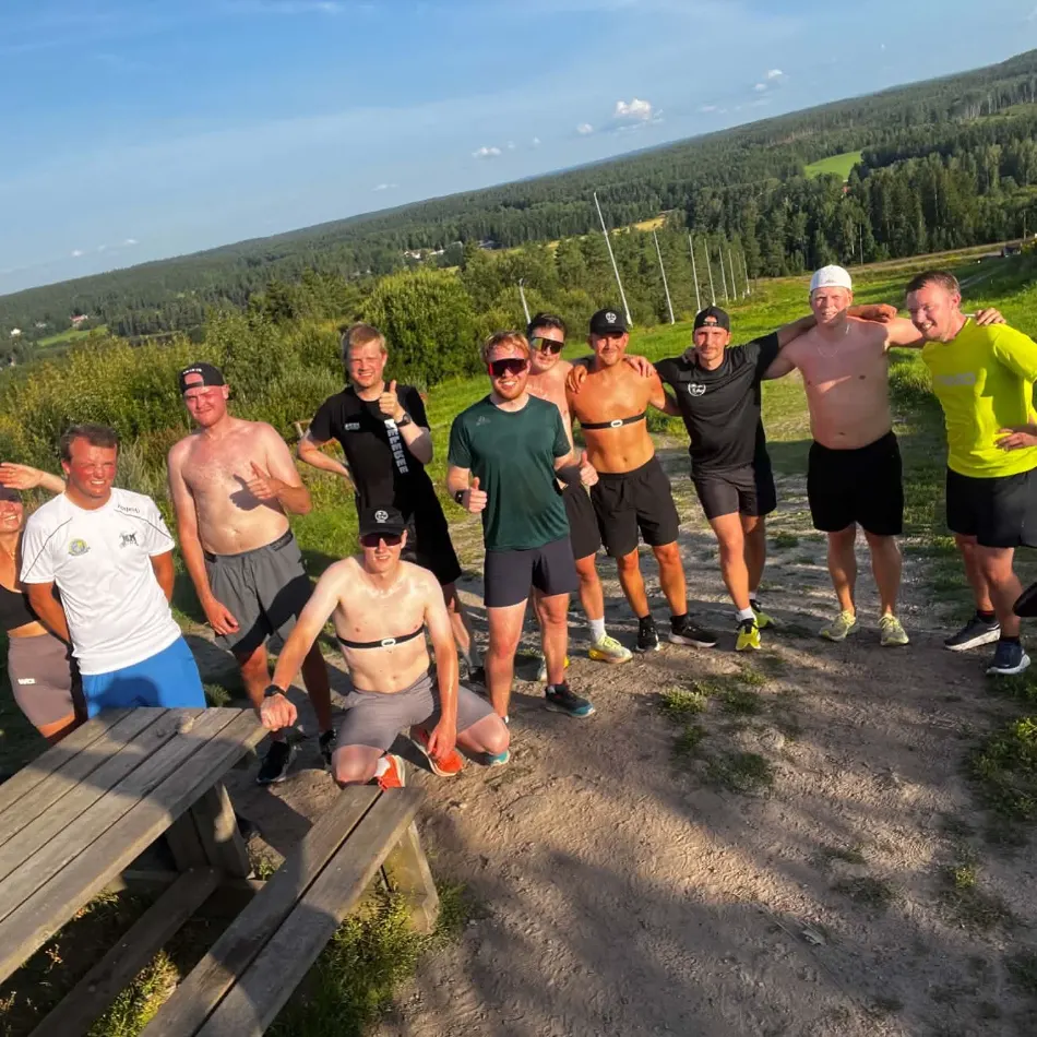 Gemensam löpträning i kuperad terräng.