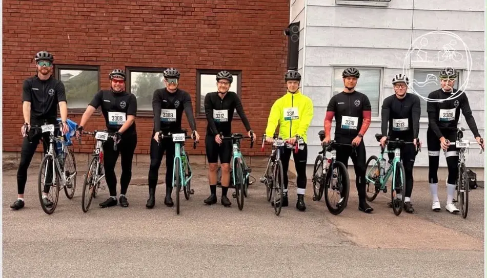 Medlemmar uppställda med sina cyklar.